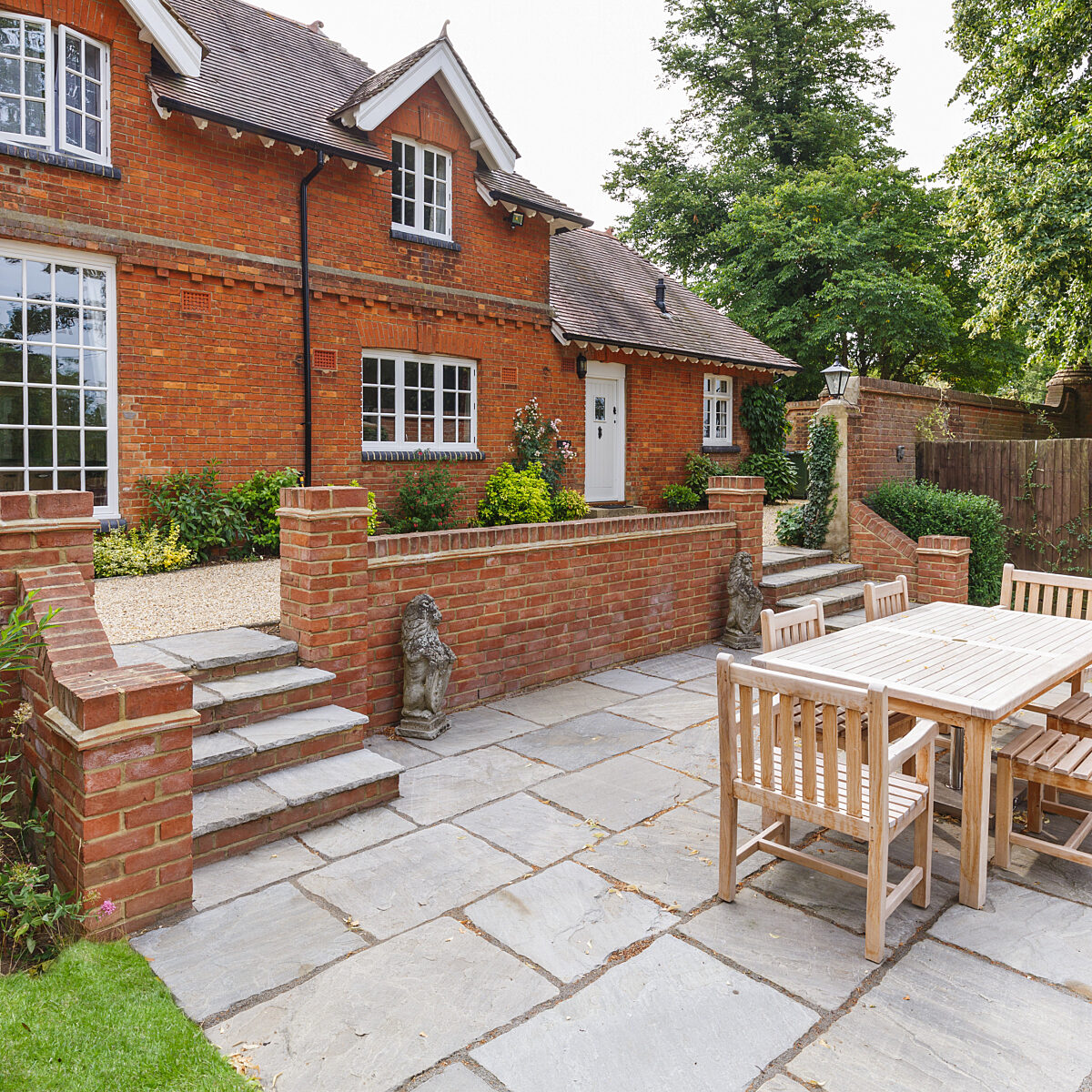 Large English house and garden 1024193648 3869x2579