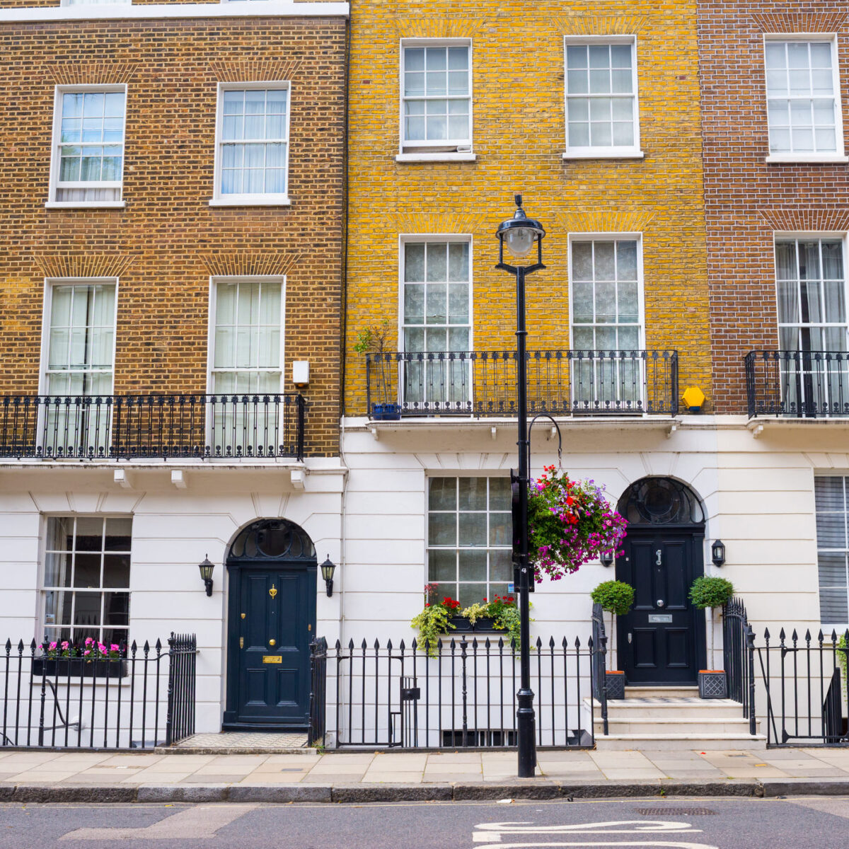 Facade of Georgian residential town houses made in yellow and red brick in a luxury residential area of West London 1011734140 2123x1417