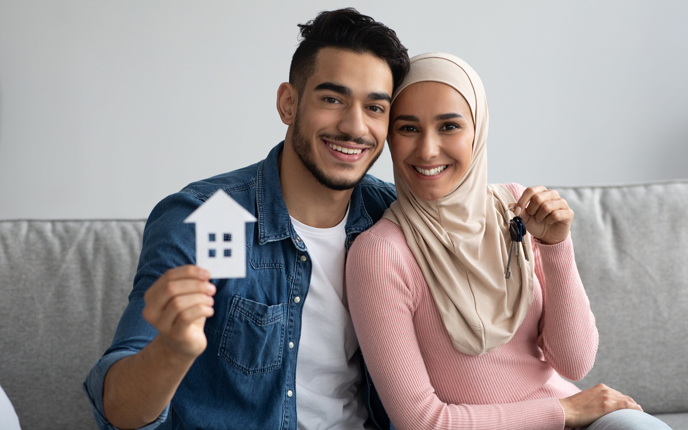 Couple young moving house conveyancing 1901169583