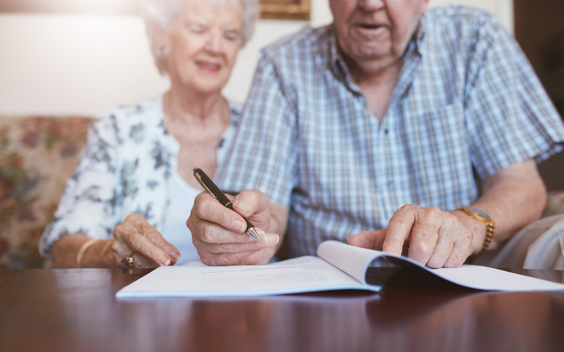 Elderly old couple contract wills 428797687